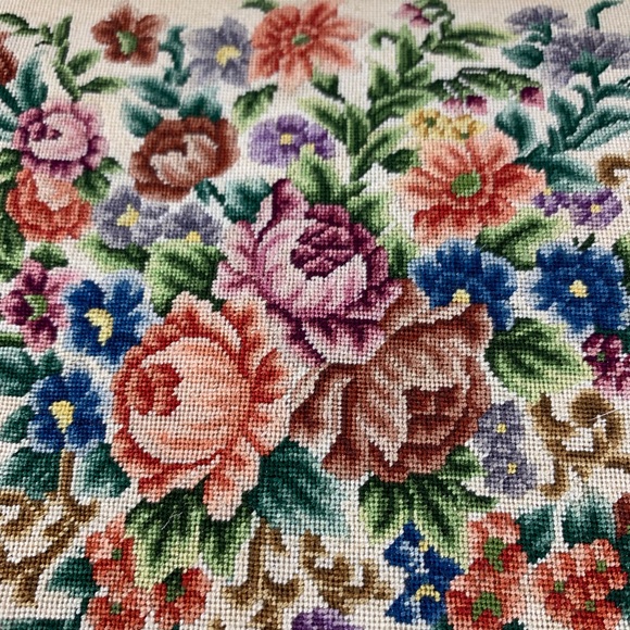 Embroidered kiss lock purse - Picture 2 of 8